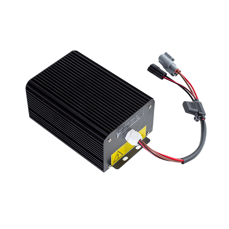Ieșire stabilă de înaltă eficiență IP65 Rezistent la praf Rezistent la ulei DC80V Intrare largă Modul de reducere a tensiunii DC-DC pentru vehicul stivuitor cu furcă