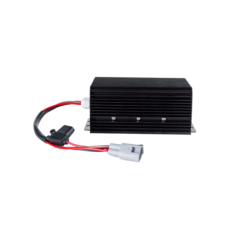 Ieșire stabilă de înaltă eficiență IP65 Rezistent la praf Rezistent la ulei DC80V Intrare largă Modul de reducere a tensiunii DC-DC pentru vehicul stivuitor cu furcă